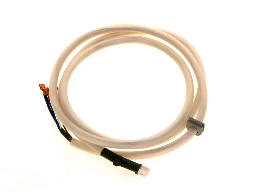 Kabel von Bosch mit mehreren Drähten, die in einem kreisförmigen Muster angeordnet sind. Ein Ende hat einen steckbaren Anschluss, während das andere freiliegende Drähte zeigt.